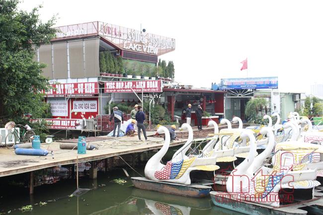 Tiếp tục phá dỡ công trình vi phạm tại khu vực nhà nổi, du thuyền Hồ Tây ảnh 6